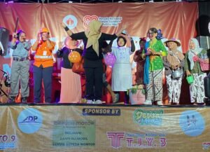 Ibu-Ibu RT 05 Sampakan Hibur Warga Lewat Fashion Show Unik di Malam Pentas Seni HUT RI