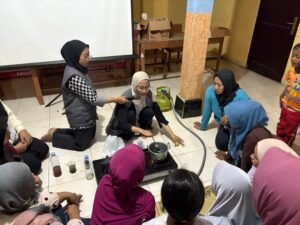 Aisyah Olah Limbah Minyak Jadi Lililn 1