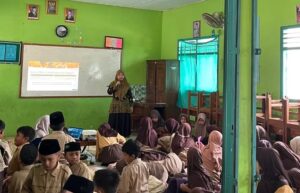 Daluti Delima, dosen STAI Yogyakarta ajak Siswa MI YAPPI Bansari Stop Bullying 2