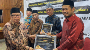Pengasuh Pesantren Al-Mubarokah Babatsupat Raih PS2PM AWARD 2025