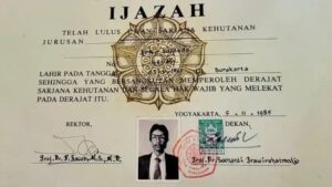 Isu Ijazah Jokowi Kembali Menguat, UGM Diminta Jelaskan Perbedaan Dokumen Alumni 1985 - www.swarnaberita.com
