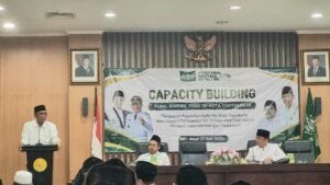 PCNU Kota Yogyakarta Gelar Capacity Building, Perkuat Spiritualitas dan Sinergi Kader NU  Yogyakarta, Swarnaberita.com – Pengurus Cabang Nahdlatul Ulama (PCNU) Kota Yogyakarta menggelar kegiatan Capacity Building bertema “Penguatan Kapasitas Kader NU Kota Yogyakarta: Membangun Spiritualitas dan Sinergi Organisasi dalam Merawat Jagat Membangun Peradaban” pada Ahad (21/6/2026). Kegiatan berlangsung di Gedung DPD RI Provinsi Daerah Istimewa Yogyakarta (DIY) dan diikuti sekitar 85 peserta.  Peserta yang hadir berasal dari jajaran Pengurus PCNU Kota Yogyakarta, 14 Majelis Wakil Cabang Nahdlatul Ulama (MWCNU), 44 Pengurus Ranting Nahdlatul Ulama (PRNU), serta berbagai lembaga yang berada di bawah naungan PCNU Kota Yogyakarta.  Ketua PCNU Kota Yogyakarta, M. Yazid Affandi, dalam sambutannya menegaskan pentingnya penguatan kapasitas kader sebagai upaya memperkuat peran organisasi di tengah dinamika masyarakat. Menurutnya, kader NU harus memiliki fondasi spiritual yang kokoh sekaligus kemampuan membangun sinergi organisasi agar dapat memberikan kontribusi nyata bagi umat dan bangsa.  Kegiatan ini menghadirkan empat narasumber yang memberikan materi dari berbagai perspektif. Materi pertama mengenai Penguatan Kader NU dari Sisi Spiritual disampaikan oleh Hilmy Muhammad. Dalam paparannya, ia menekankan pentingnya menjaga nilai-nilai spiritual sebagai landasan utama dalam menjalankan khidmah dan pengabdian di lingkungan Nahdlatul Ulama.  Materi kedua bertajuk Penguatan Kader NU dari Sisi Organisasi dan Lembaga disampaikan oleh Wawan Harmawan. Ia mengajak kader NU untuk terus meningkatkan kapasitas kepemimpinan, tata kelola organisasi, serta kemampuan beradaptasi dengan perkembangan zaman.  Sementara itu, Ketua PCNU Kota Yogyakarta, M. Yazid Affandi, kembali hadir sebagai pemateri pada sesi **Sinergi Organisasi (Penguatan Berkegiatan Kader NU dari PCNU-MWCNU-PRNU)**. Ia menyoroti pentingnya kolaborasi yang berkelanjutan antara pengurus di semua tingkatan agar program-program organisasi dapat berjalan lebih efektif dan berdampak luas bagi masyarakat.  Adapun materi terakhir mengenai peran dan program Badan Amil Zakat Nasional (Baznas) disampaikan oleh Mamba'ul Bahri. Pada sesi ini, peserta mendapatkan pemahaman mengenai pengelolaan zakat, infak, dan sedekah sebagai instrumen pemberdayaan umat.  Seluruh rangkaian kegiatan dipandu oleh Imam Muchtarom selaku moderator. Acara diawali dengan sambutan Ketua PCNU Kota Yogyakarta dan ditutup dengan doa yang dipimpin oleh Solehudin Mansur.  Melalui kegiatan *Capacity Building* ini, PCNU Kota Yogyakarta berharap lahir kader-kader NU yang semakin kuat secara spiritual, solid dalam organisasi, serta mampu bersinergi dalam menjalankan peran keumatan dan kebangsaan demi terwujudnya peradaban yang lebih baik.