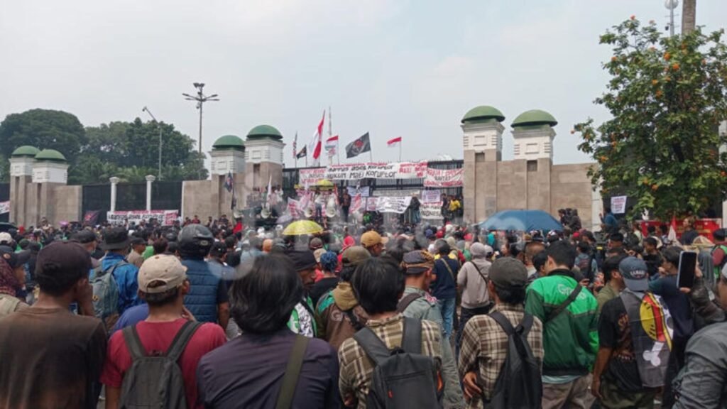 Polisi Perketat Pengamanan Stasiun Palmerah Jelang Demo 27 Agustus di Gedung DPR - www.swarnaberita.com