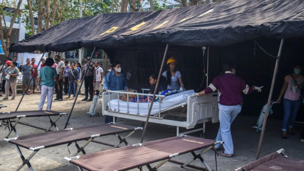 Sejumlah pasien dan wisatawan dievakuasi ke halaman RS Siloam Labuan Bajo, Manggarai Barat, Nusa Tenggara Timur (NTT), setelah gempa mengguncang wilayah tersebut, Sabtu (1582026). Foto Gecio Viana
