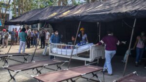 Sejumlah pasien dan wisatawan dievakuasi ke halaman RS Siloam Labuan Bajo, Manggarai Barat, Nusa Tenggara Timur (NTT), setelah gempa mengguncang wilayah tersebut, Sabtu (1582026). Foto Gecio Viana