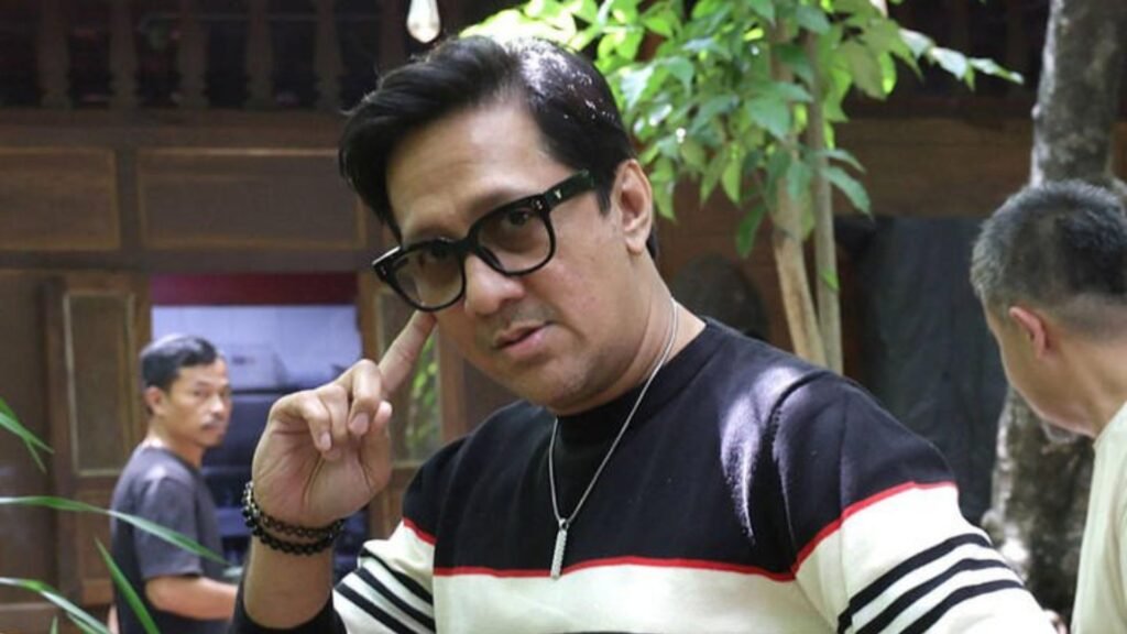 Artis Andre Taulany saat memberi keterangan pers terkait somasi dari mantan personil Stinky, Ndang Surahman di Warung Kondre, Ciputat, Tangerang Selatan - Foto Agus Apriyanto - www.swarnaberita.co