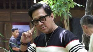 Artis Andre Taulany saat memberi keterangan pers terkait somasi dari mantan personil Stinky, Ndang Surahman di Warung Kondre, Ciputat, Tangerang Selatan - Foto Agus Apriyanto - www.swarnaberita.co