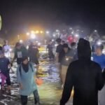 Malam Hari, Warga Ramai Berburu Ikan Teri di Pantai Wediombo Gunungkidul